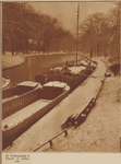874197 Afbeelding van enkele besneeuwde vrachtschepen in de Stadsbuitengracht, afgemeerd ter hoogte van de ...